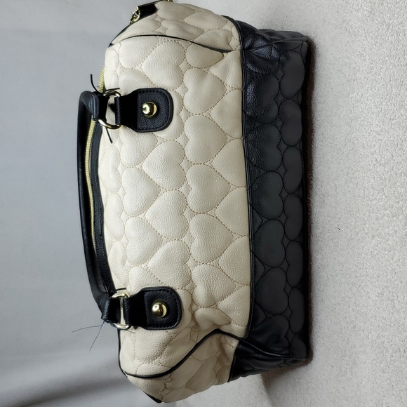 Betsy Johnson quilted heart cream black bow tie handle handbag 12X9 - Picture 3 of 8